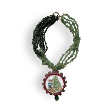 Collana verde con tamburo