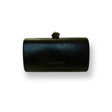 Clutch nera con dettaglio argento